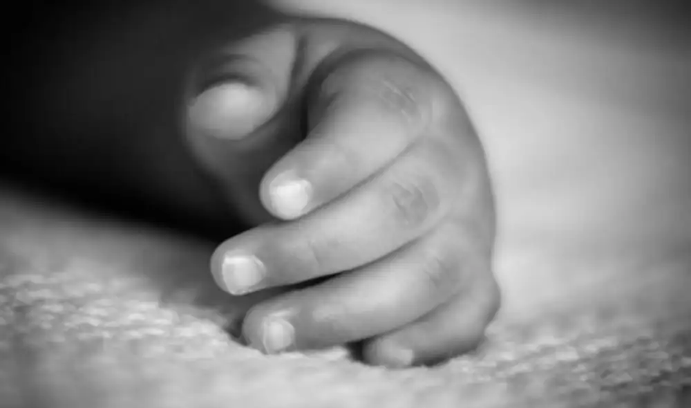 Los vecinos y comerciantes de la zona no se percataron de quién dejó al menor en ese lugar. Foto: LR/referencial - Video: