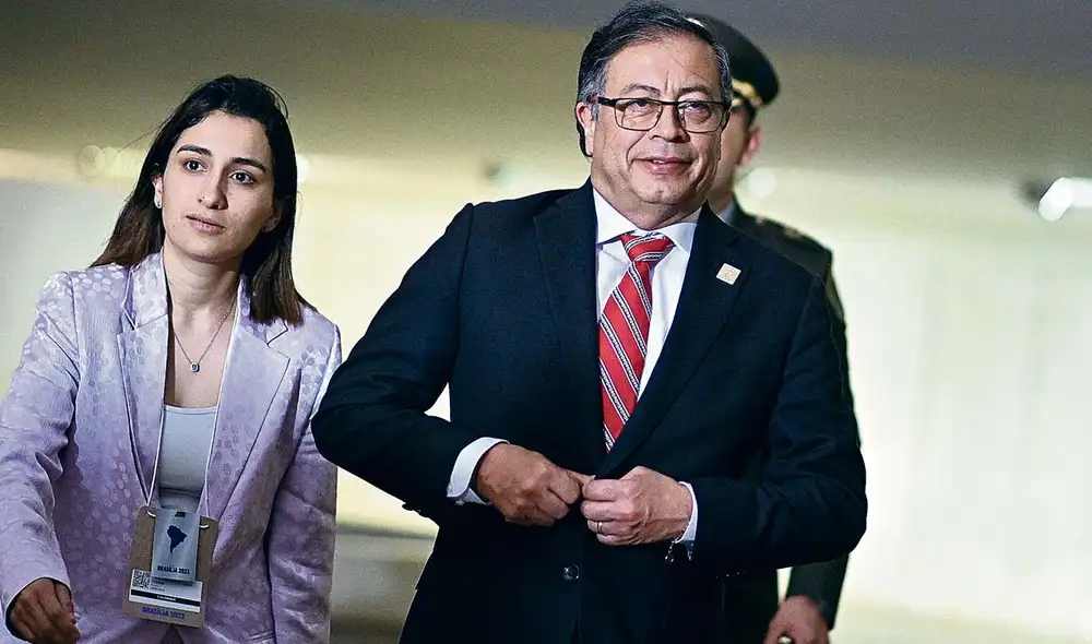¿Dónde está el dinero? Laura Sarabia con el presidente cuando se desempeñaba como jefa de su gabinete ministerial. Foto: EFE