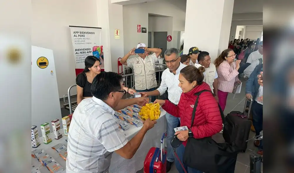 Comida. Pasajeros fueron recibidos con comidas típicas. Foto: URPI/LR