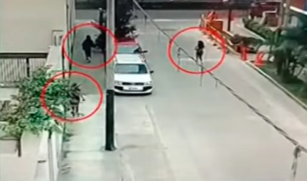 Tres mujeres interceptaron a la víctima para robarle a plena luz del día. Foto: Panamericana| Video: Panamericana Tres mujeres interceptaron a la víctima para robarle a plena luz del día. Foto: Panamericana| Video: Panamericana