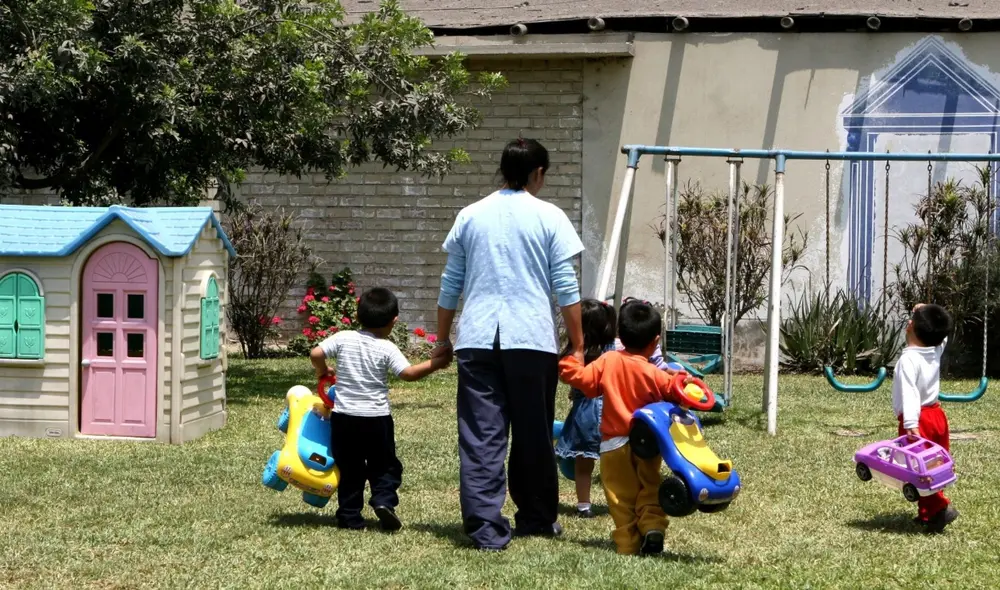 Quienes más sufren en estos casos son los hijos pequeños, por ello, es tipificado como delito. Foto: Andina.