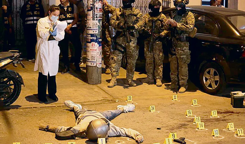 Escenario. En la cuadra 33 de la av. Universitaria fue descubierto Christopher Fuentes. Tenía en su poder 4 armas de fuego. Foto: John Reyes/La República Escenario. En la cuadra 33 de la av. Universitaria fue descubierto Christopher Fuentes. Tenía en su poder 4 armas de fuego. Foto: John Reyes/La República