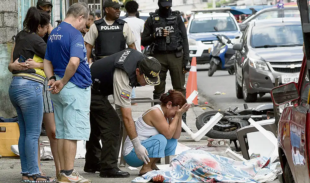 Dolor. Una mujer llora junto al cuerpo de una persona muerta durante un tiroteo en Guayaquil ocurrido el 4 de junio. Foto: AFP
