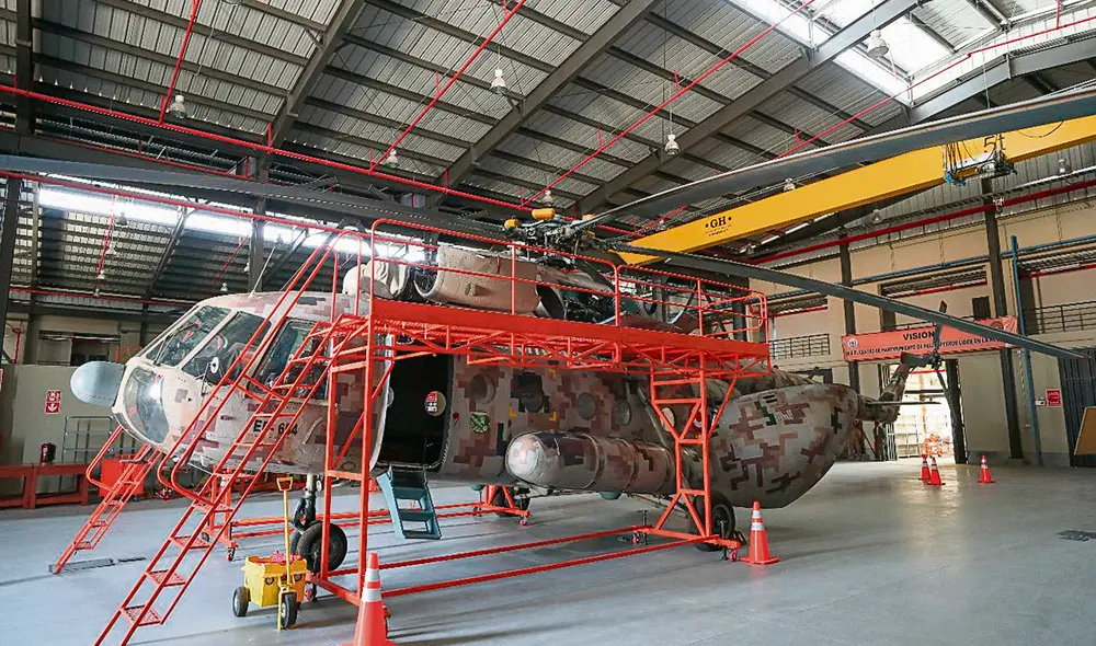 En el hangar. Un helicóptero ruso Mi-17 en proceso de rehabilitación en el Centro de Mantenimiento Aeronáutico del Ejército (Cemae), en La Joya, Arequipa. Foto: difusión