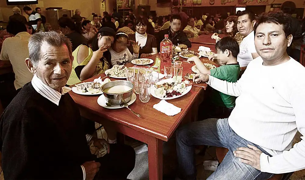 Celebración. La campaña del Día del Padre dinamiza sectores como el de restaurantes, que incrementa sus ventas. El pollo a la brasa entre los preferidos. Foto: difusión Celebración. La campaña del Día del Padre dinamiza sectores como el de restaurantes, que incrementa sus ventas. El pollo a la brasa entre los preferidos. Foto: difusión