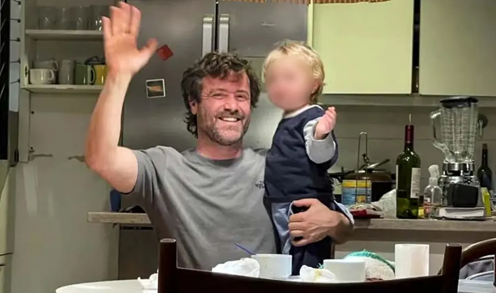 Juan José y su hijo, a quien tuvo mediante la gestación subrogada. Foto: Infobae