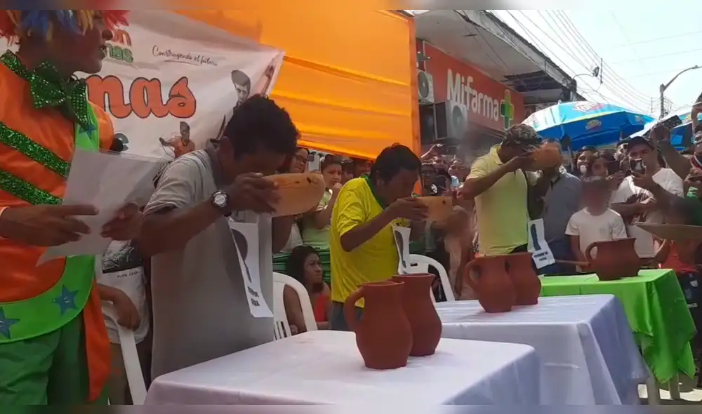 Ciudadanos concursaron por quién toma la bebida ancestral más rápido. Foto: captura de Chulucanas Noticias Piura Ciudadanos concursaron por quién toma la bebida ancestral más rápido. Foto: captura de Chulucanas Noticias Piura