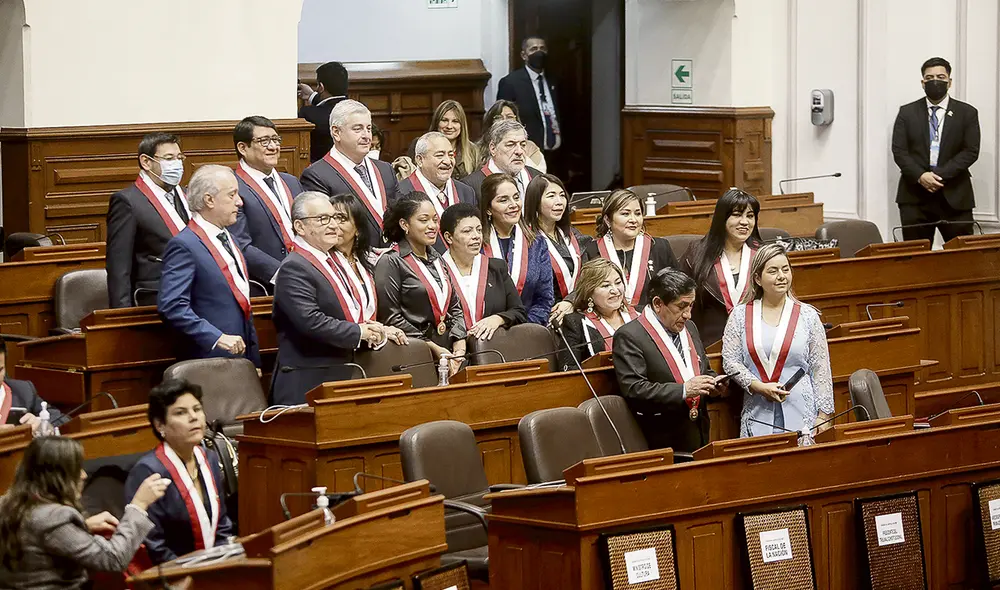 En busca de votos. Mientras no esté asegurado que la bicameralidad se aprobará sin referéndum, Fuerza Popular mantendrá interrumpido el debate de esta reforma hasta nuevo aviso. Foto: Antonio Melgarejo/La República En busca de votos. Mientras no esté asegurado que la bicameralidad se aprobará sin referéndum, Fuerza Popular mantendrá interrumpido el debate de esta reforma hasta nuevo aviso. Foto: Antonio Melgarejo/La República