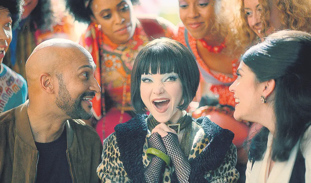 Jenny. Dove Cameron con los protagonistas: Keegan-Michael Key y Cecily Strong. Foto: difusión