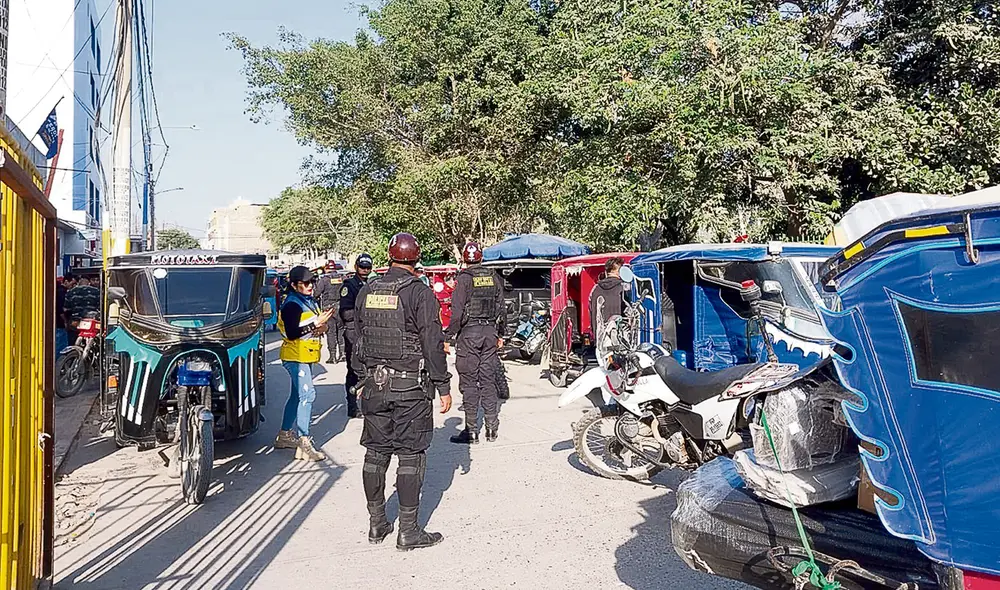 Infracción. Los mototaxis circulan en gran número en los exteriores del parque Las Fuentes. Foto: difusión Infracción. Los mototaxis circulan en gran número en los exteriores del parque Las Fuentes. Foto: difusión