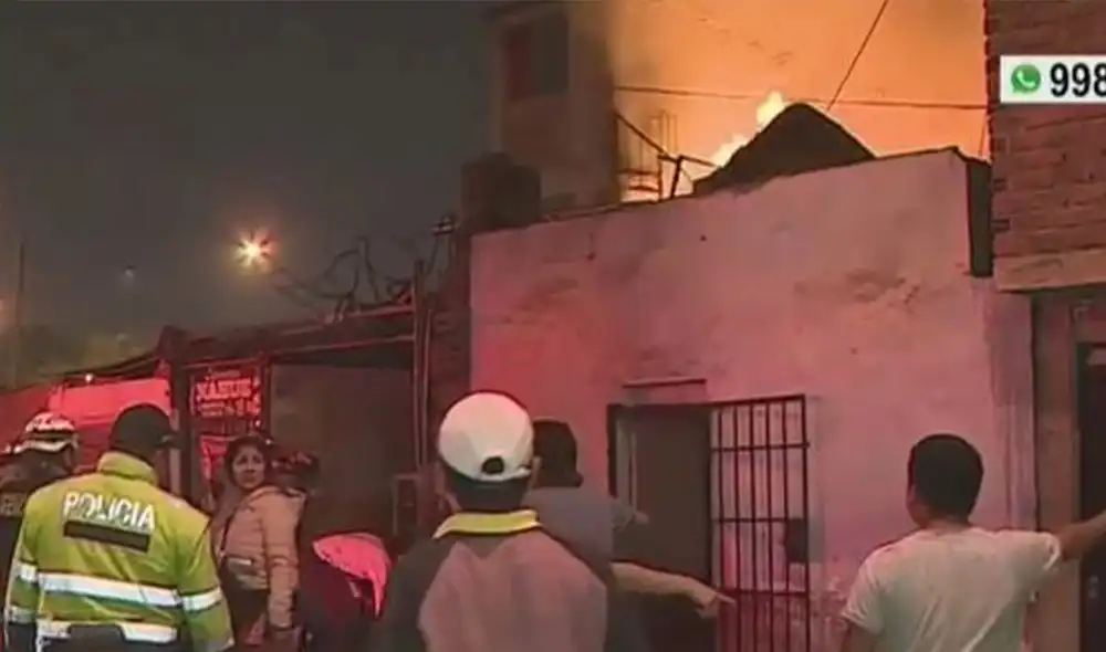 El siniestro tomó 2 horas de trabajo para que finalmente pueda ser mitigado por parte de los bomberos. Foto: captura LR/América TV - Video: América TV El siniestro tomó 2 horas de trabajo para que finalmente pueda ser mitigado por parte de los bomberos. Foto: captura LR/América TV - Video: América TV