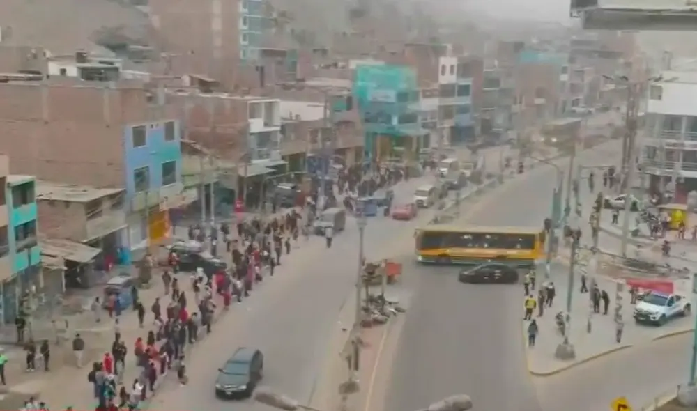 La medida ha afectado a escolares y trabajadores que no pueden salir de esta zona de Pachácamac para llegar a sus destinos.  Foto: captura de América. Video: América Tv