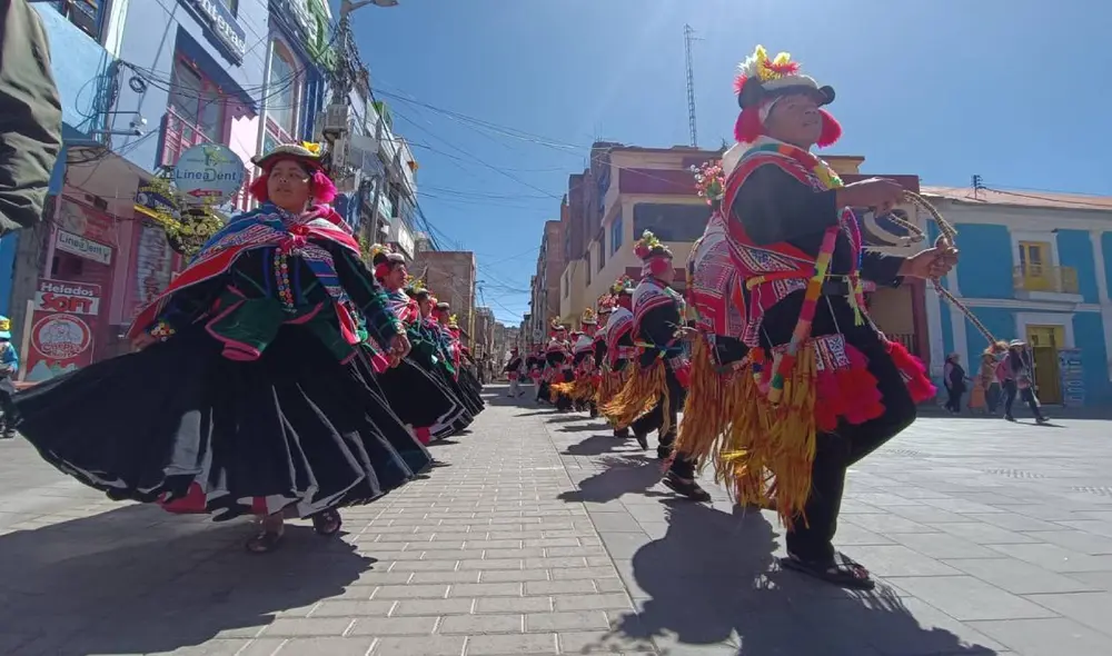 Autoridades acudieron a Puno bailando Los Waraqueros de Sandia. Foto: Liubomir Fernández/La República Autoridades acudieron a Puno bailando Los Waraqueros de Sandia. Foto: Liubomir Fernández/La República
