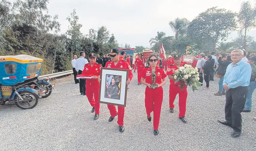 QEPD. Bomberos dieron último adiós a Manuel Villanueva. Foto: Grace Mora/La República