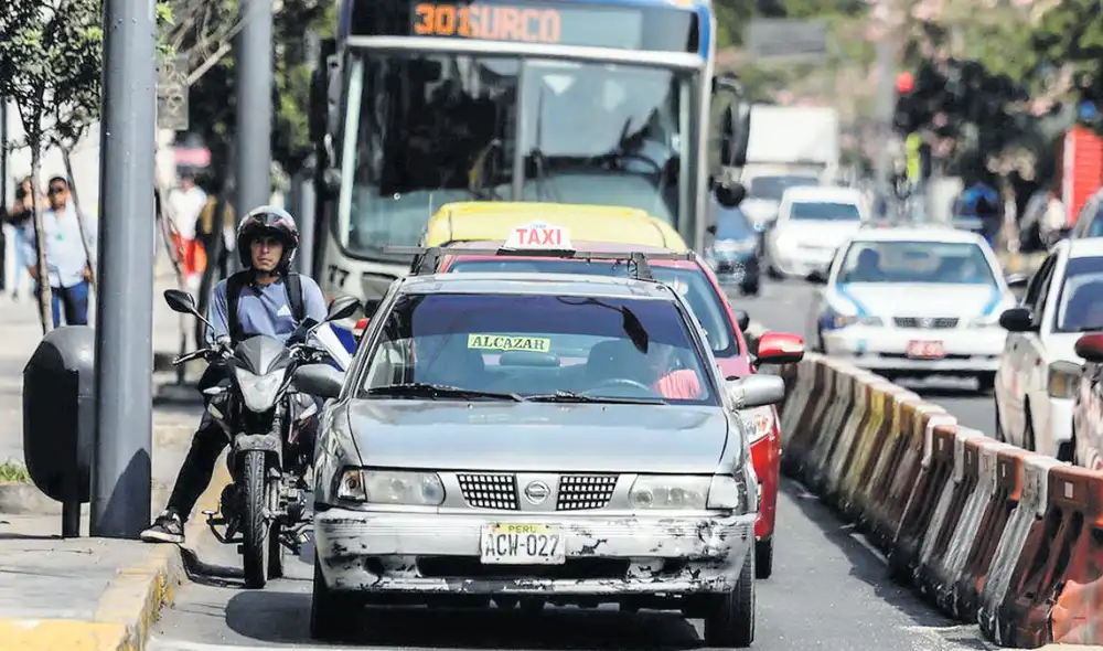 Pirata. El taxi informal campea en la ciudad y ello afecta estabilidad de empresas formales. Foto: difusión