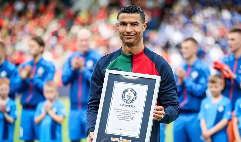 Cristiano Ronaldo celebrando su Récord Guinnes tras alcanzar 200 partidos con su selección. Foto: EFE