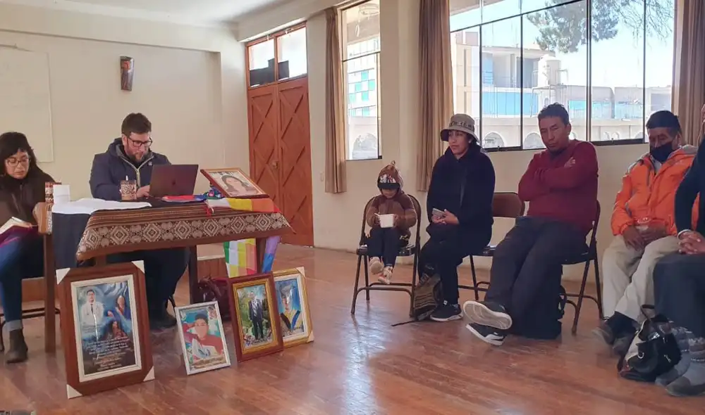 Audiencia. Durante tres horas el eurodiputado escuchó testimonios de familiares que perdieron a los suyos en las protestas. Foto: La República Audiencia. Durante tres horas el eurodiputado escuchó testimonios de familiares que perdieron a los suyos en las protestas. Foto: La República