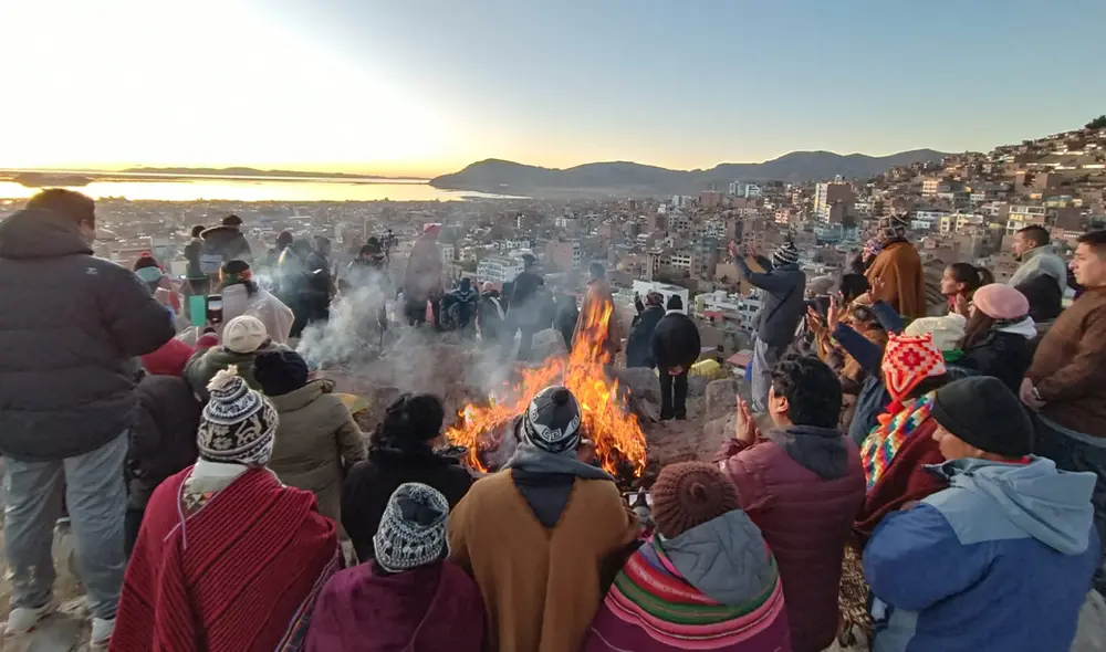 Puneños subieron la madrugada de ayer a los cerros para recibir el año nuevo andino. Todos alzaron las manos para recargarse de energías.Foto: Liubomir Fernández / La República