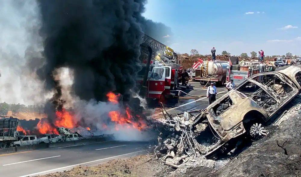 La carambola en Jalisco ocurrió por un choque de 19 vehículos que terminaron incendiándose. Foto: composición LR/@PCJalisco/Twitter