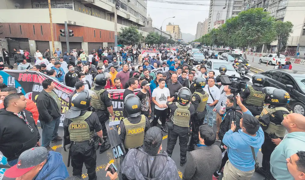 Movilización. Casi 300 colectiveros marcharon por la av. Tacna y bloquearon el Corredor Azul.  Foto: La República