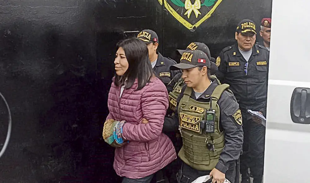Ingreso. Betssy Chávez sonríe a la prensa al momento de cruzar la puerta del penal. Foto: Gabriel Cerpa/La República Ingreso. Betssy Chávez sonríe a la prensa al momento de cruzar la puerta del penal. Foto: Gabriel Cerpa/La República