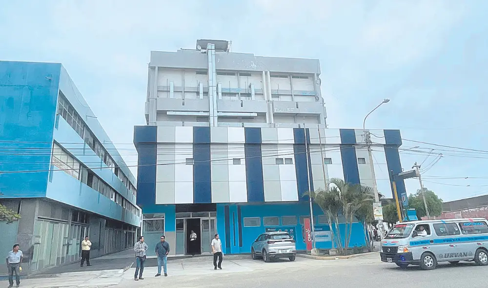 Malestar. Hospital I Naylamp funcionaba en local situado entre avenida Bolognesi y Luis Gonzales, pero no está operativo desde octubre de 2019 por vicios en obra. Foto: Rosa Quincho/La República