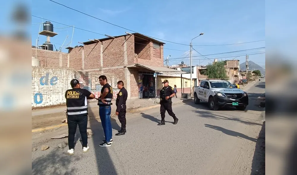 La Policía llegó para investigar el caso. Foto: Sergio Verde / URPI-La República La Policía llegó para investigar el caso. Foto: Sergio Verde / URPI-La República