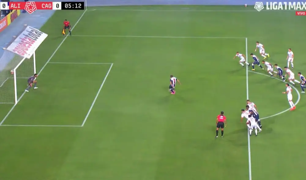 Hernán Barcos repitió el penal luego que el VAR anulase su primer disparo. Foto: Liga 1 Max