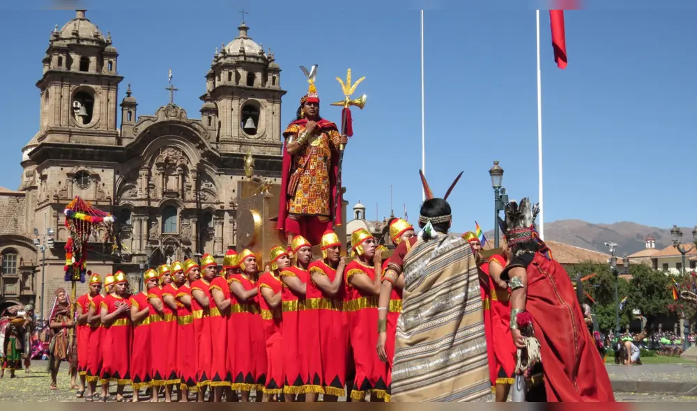 Encuentro de los tiempos. El soberano encarnado en Robert Paucara y su séquito parten rumbo a Sacsayhuamán, luego de reunirse con el alcalde Pantoja. Foto: La República
