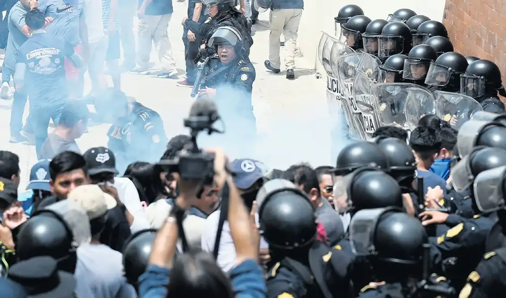 Represión. Policía gasea a votantes en San José del Golfo, al norte de la Ciudad de Guatemala. Foto: AFP Represión. Policía gasea a votantes en San José del Golfo, al norte de la Ciudad de Guatemala. Foto: AFP