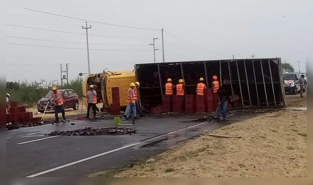 Los trabajadores de la empresa distribuidora llegaron para despejar la vía. Foto: difusión Los trabajadores de la empresa distribuidora llegaron para despejar la vía. Foto: difusión