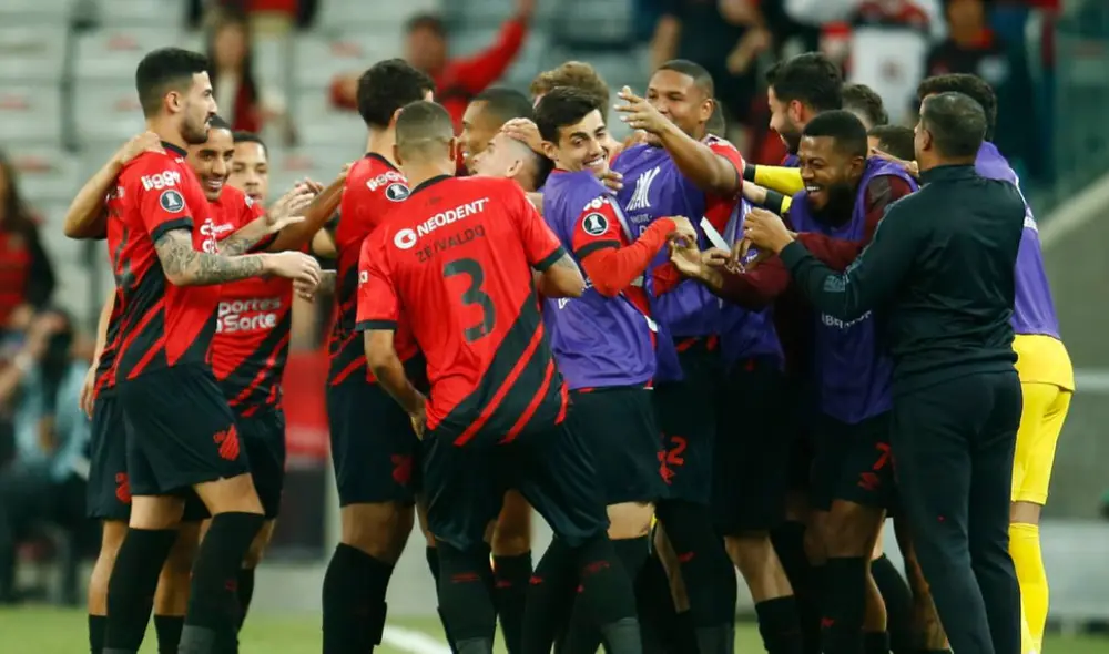 Paranaense quedó como líder de su grupo tras golear a Alianza Lima. Foto: EFE