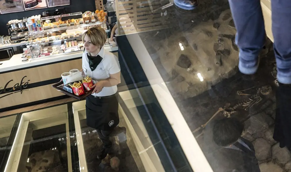 Este McDonald's, que a su vez es un museo arqueológico, fue construido en 2014. Foto: composiciónLR/CCTV Español Este McDonald's, que a su vez es un museo arqueológico, fue construido en 2014. Foto: composiciónLR/CCTV Español