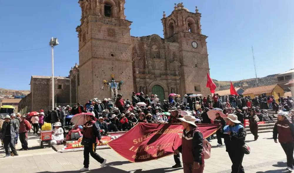 Movilización. Miles de maestros se movilizaron para expresar rechazo a voucher educativo y una municipalización. Foto: La República