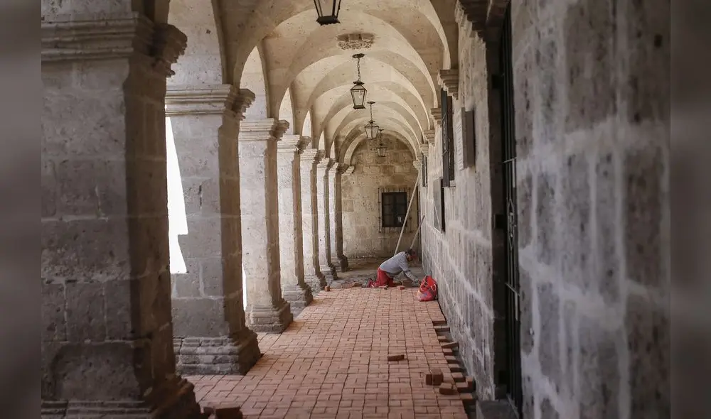 Hasta el lunes por la mañana, trabajadores continuaban realizando el cambio de piso en el segundo patio. Según la gerencia de Centro Histórico, la obra no tiene autorización. Foto: Rodrigo Talavera/La República