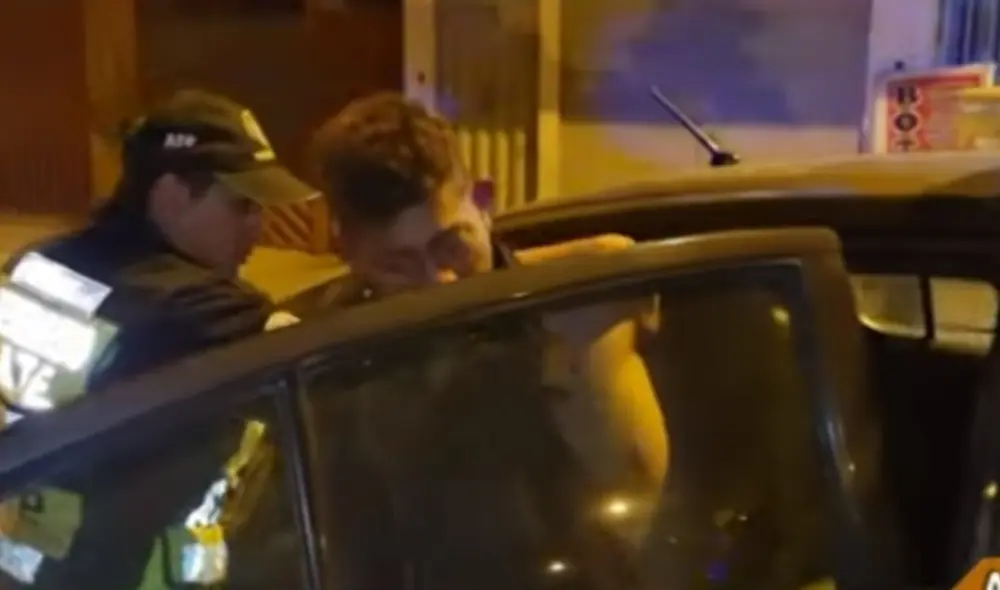 La Policía llegó justo a tiempo antes que lincharan al ladrón. Foto: captura "Panamericana"