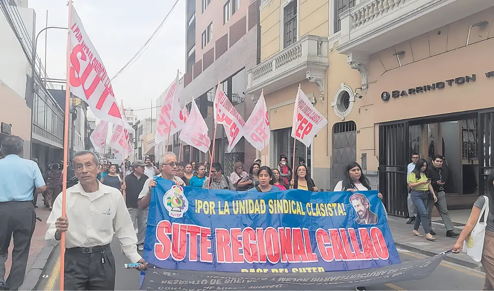 Gremio en marcha. Sutep demanda al Parlamento revisar la ley que acaba de aprobar, pues genera falsas expectativas en los docentes contratados. Foto: Difusión Gremio en marcha. Sutep demanda al Parlamento revisar la ley que acaba de aprobar, pues genera falsas expectativas en los docentes contratados. Foto: Difusión