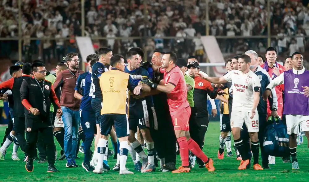 Un lío monumental. Universitario espera el informe del árbitro para pronunciarse sobre lo sucedido en el Monumental con los jugadores de Gimnasia. Foto: difusión