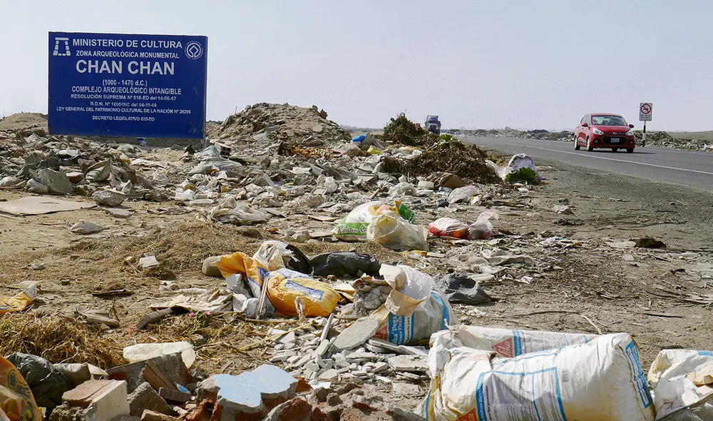 Mala imagen. En su camino a visitar Chan Chan los turistas nacionales y extranjeros se encuentran con basurales en la zona. Foto: Yolanda Goicochea/La República