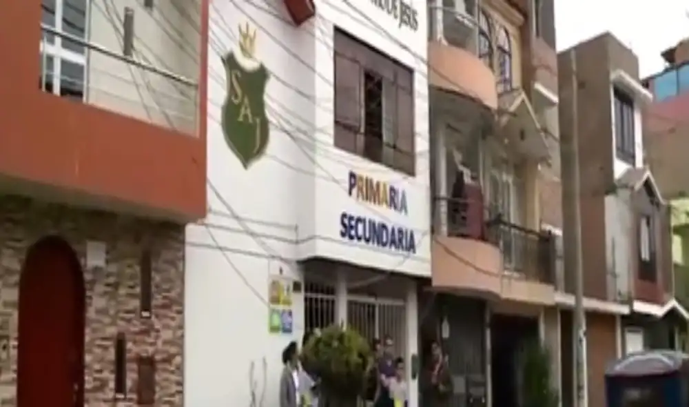 Vecinos mostraron la situación de peligro con la que conviven diariamente. Foto: Captura "América Noticias"