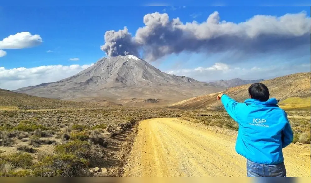 Emisiones del volcán Ubinas vienen siendo registradas por técnicos del IGP. Foto: La República