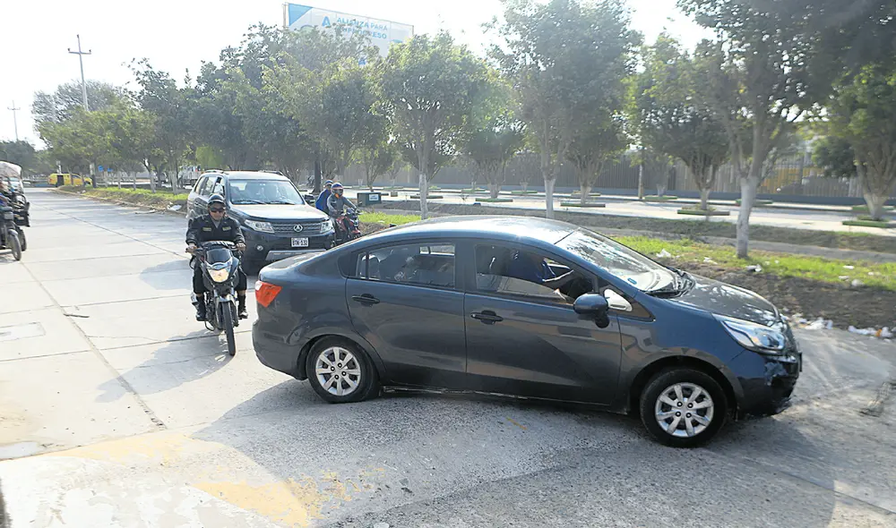 Es enorme. Avenida Fitzcarrald, cerca al aeropuerto José Quiñones Gonzáles, con un rompemuelle que obstaculiza el tránsito. Foto: Clinton Medina/La República Es enorme. Avenida Fitzcarrald, cerca al aeropuerto José Quiñones Gonzáles, con un rompemuelle que obstaculiza el tránsito. Foto: Clinton Medina/La República