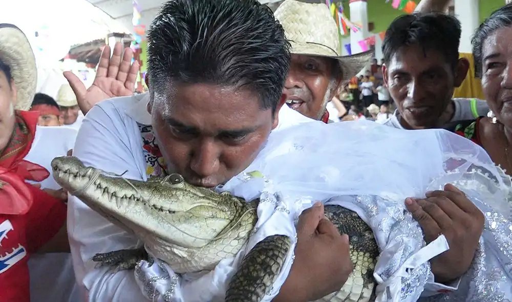 Víctor Hugo Sosa, el alcalde de San Pedro Huamelula, junto con su esposa, una caimán. Foto: AFP - Video: AFP Víctor Hugo Sosa, el alcalde de San Pedro Huamelula, junto con su esposa, una caimán. Foto: AFP - Video: AFP