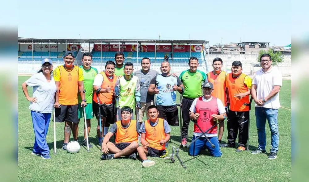 Los jugadores de ambas instituciones compartieron varios minutos de entretenido deporte. Foto: Del Chira Noticias