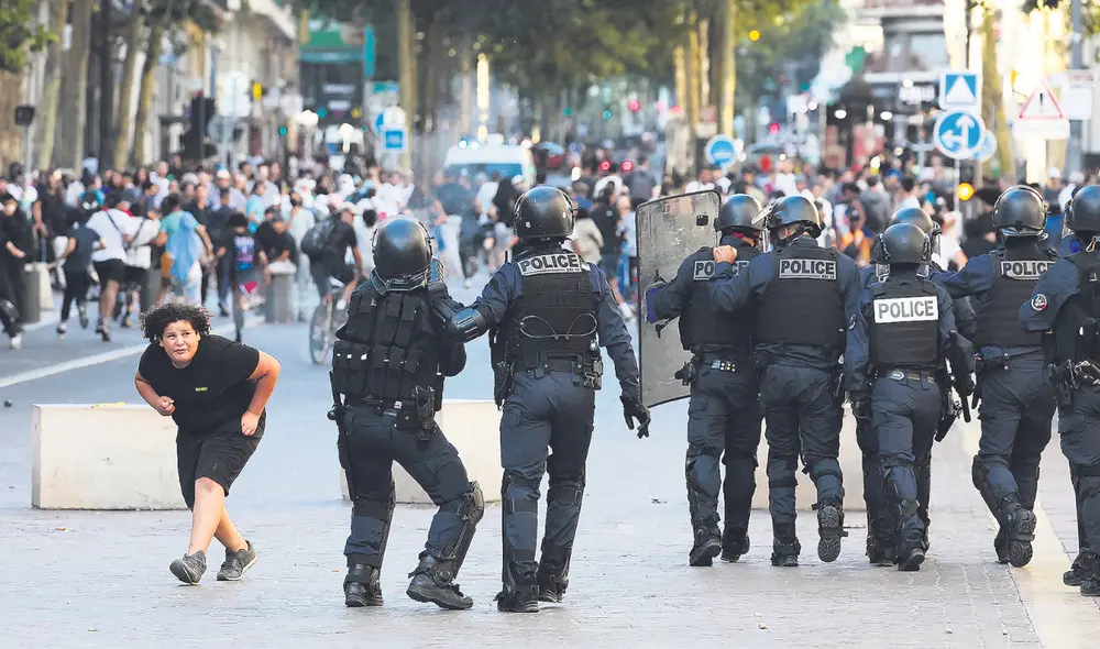 Enfrentamientos. Agentes antidisturbios intentan detener el avance de decenas de manifestantes en las calles de Marsella. Foto: AFP Enfrentamientos. Agentes antidisturbios intentan detener el avance de decenas de manifestantes en las calles de Marsella. Foto: AFP