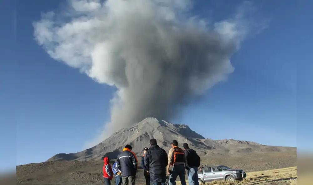 Volcán Ubinas en erupción. Foto: IGP Volcán Ubinas en erupción. Foto: IGP