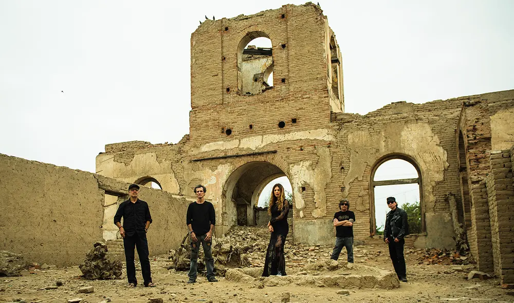 La banda en pleno, en un alto de la grabación del video de ‘Tras esa puerta’, tema de 1994. Foto: Arturo Olaechea