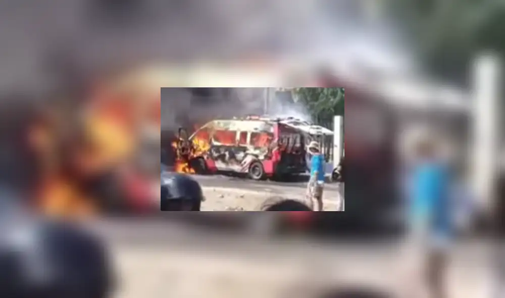 Fuego dejó combi en escombros. Foto y videos: Hco TV/La Libertad Ahora Fuego dejó combi en escombros. Foto y videos: Hco TV/La Libertad Ahora