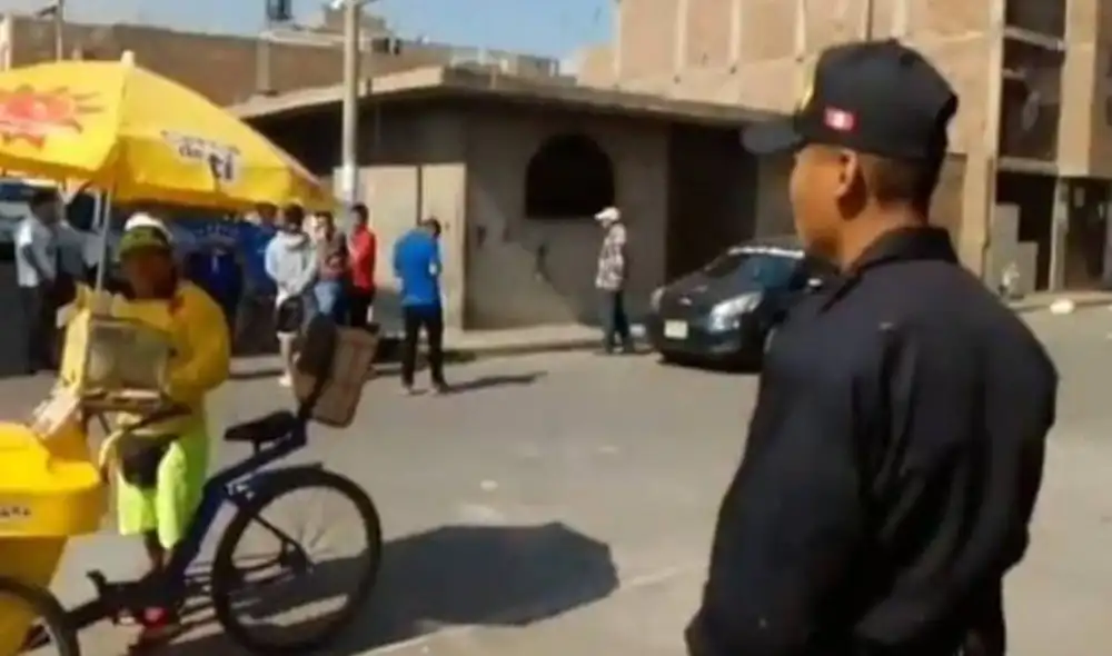 Policías escucharon canción interpretada por heladero en Trujillo. Foto: TikTok/@TonyTrayton