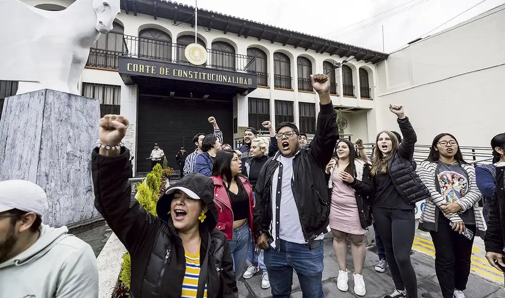 Protestas en la capital. Manifestantes se congregaron frente a las oficinas de la Corte de Constitucionalidad para protestar. Foto: EFE Protestas en la capital. Manifestantes se congregaron frente a las oficinas de la Corte de Constitucionalidad para protestar. Foto: EFE